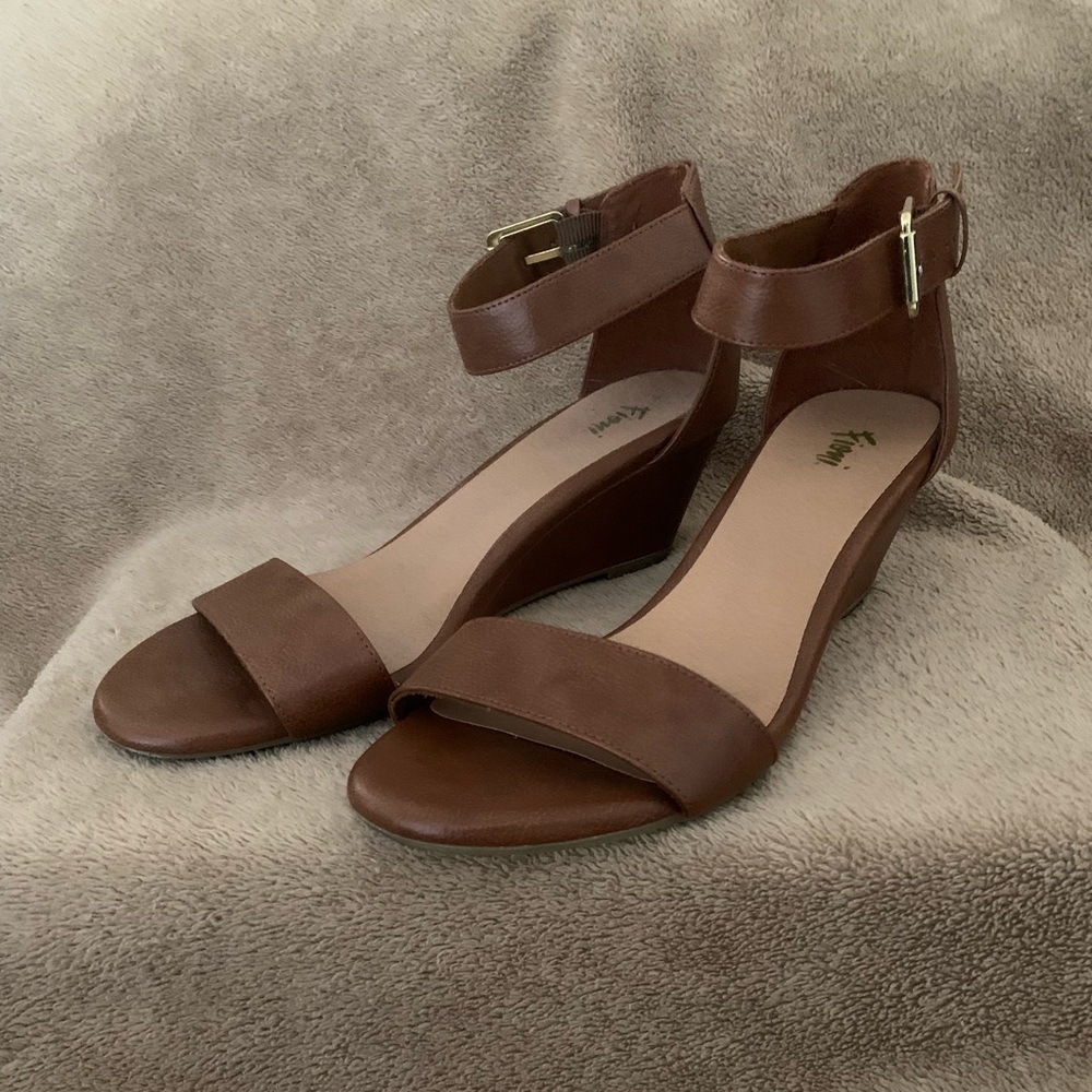 Fioni low wedge sandal size 11w